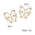 Vista detallada de pendientes de mariposa dorados con medidas de 36mm y peso de 7,8g - Estilo de Mariposa Hueca (ER154) / Dorado