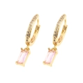Dettaglio degli orecchini placcati oro 18K con cristallo rosa rettangolare e zirconi micro - Quadrato Rosa
