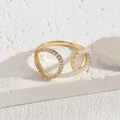 Goldener offener Ring mit weißen Perlen und Zirkonia auf einem strukturierten Stein - Asymmetrischer Ring Perle Zirkon / Gold