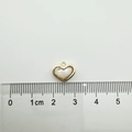 Pendentif cœur plaqué or 18 carats avec nacre, présenté sur une règle graduée - Style Minimaliste Moyen / Coeur Moyen (Nacre Blanche)