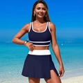 Marineblaues zweiteiliges Sport-Bikini-Set mit Tanktop und Rock am Strandhintergrund - S / Marineblau
