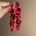 Elegantes pendientes largos de pétalos de rosa roja con un acabado satinado para mujer - Estilo de Borla de Pétalos / Rojo (Poste de pendiente de acero inoxidable)