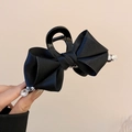 Dettaglio della molletta per capelli a fiocco in raso nero con strass brillanti - Molletta per Capelli con Fiocco in Raso Nero