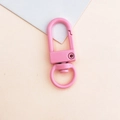Detailansicht eines pinkfarbenen Karabinerhakens aus Metall für Schlüsselanhänger und Taschen - Rosa