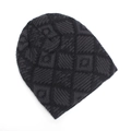 Dettaglio del berretto in maglia grigio scuro con trama geometrica a rombi in rilievo - Taglia unica / Grigio Scuro + Nero