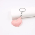 Llavero de cuero PU corazón rosa con anillo de metal plateado sobre fondo blanco - Rosa