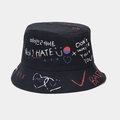 Gros plan détaillé d'un chapeau bob noir avec des imprimés graffiti faits à la main - M (56-58cm) / Noir