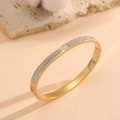Lussuoso bracciale a cuore placcato oro con strass su sfondo materico caldo - Bracciale rigido a cuore con pavé di zirconi oro (H120)