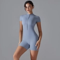 Dettaglio della cerniera frontale sulla tuta da yoga azzurra dalla vestibilità slim - S / Blu Nebbia