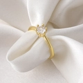 Bague cœur dorée élégante avec zircon rond et serti six griffes sur tissu en soie blanche - Bague Zircon Taille 8