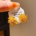 Gros plan sur boucle d'oreille en argent 925 avec zircons et détails de poinçon - Tige en Argent 925 - Forme de Feu d'Artifice Radial Doré