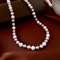 Dettaglio collana di perle di vetro multicolore con lucentezza bianca, rosa e grigia - Colori Misti (Bianco/Rosa/Grigio/Chiusura Argentata)