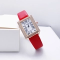 Dettaglio orologio quadrato oro rosa con lunetta in strass e cinturino rosso - Rosso