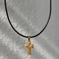Macro-opname van 18k vergulde roestvrijstalen kruishanger met vintage zwarte leren koordketting - Goud