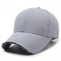 Dunkelgraue Mesh-Basecap mit weißem Sticklogo und FARD-Buchstaben am Schirmrand - Verstellbar / Hellblau