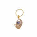 Detail eines goldenen Evil Eye Anhängers für Zöpfe mit funkelnden Strasssteinen - Ring-Anhänger-Stil
