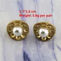 Détail de boucles d'oreilles perles en or mat, taille 1.7x1.6cm avec texture alvéolée - 0331/Clous de perles à texture nid d'abeille dorés