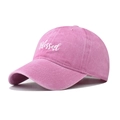 Détail de la casquette de baseball en coton rose délavé avec texte Blessed brodé - Blessed Rose