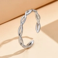 Minimalistischer offener Ring aus geflochtenem Edelstahl mit poliertem Design - Geflochtener offener Stil / Silber