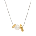 Minimalist silver necklace with a central white pearl and golden curved metal accents - Two-tone (SD1964)