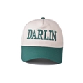 Dettaglio del ricamo DARLIN e della trama in cotone sul cappellino bicolore - Beige e Verde