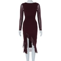 Détail de la manche en mesh bordeaux et de l'ourlet à volants sur la robe ajustée - S / Noir