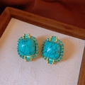 Detalle macro de pendientes vintage de turquesa y cristales azules en estuche de joya - Estilo Cuadrado Textura Turquesa (20#银针-金色-蓝色)