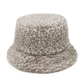 Detalle del gorro de pescador de piel sintética con estampado de leopardo y textura suave - M (56-58cm) / Caqui