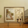 Dettaglio della cornice in legno rotante con luce LED e figurine di coppia carine - Stile Luce Bifacciale-Bambola di Coppia con Ombrello Nero / 6 Pollici