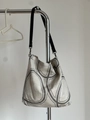 Detailopname van katoenen linnen shopper met abstracte geometrische print en zwarte riem - Boog