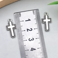 Ciondolo a croce vintage in argento per fai da te, mostrato con righello per scala - Croce Argento Antico 10x18mm