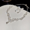 Set collana e orecchini in argento con gocce di cristallo e ciondoli a forma di fiore - Collana-Argento (Set da 2 pezzi)