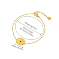 Dettaglio del bracciale placcato oro 18K con pietra smeraldo e ciondolo martellato ovale - Pietra preziosa verde ovale - Bracciale 01