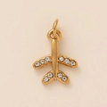 Détail d'un pendentif avion doré orné de strass scintillants sur les ailes de l'avion - Pendentif Avion Aile Zircon - Or - Diamant Blanc