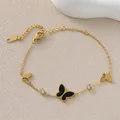 Dettaglio del braccialetto dorato con farfalla in smalto nero e marchio 18KGP - Stile Farfalla in Smalto Nero Con Strass (JY142-03)