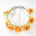 Primer plano de diadema floral nupcial con margaritas naranjas y un lazo de cinta gris - HH123-2 Margarita Naranja