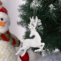 Ornamento a forma di renna bianca glitterata appeso a un ramo verde di albero di Natale - Renna bianca / 11.4*11.3cm