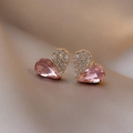 Detail von Goldherz-Ohrringen mit rosa Tropfenkristall und funkelndem klarem Zirkoniastein - Herz Ohrstecker / Rosa