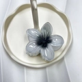 Pinza per capelli a forma di fiore con sfumatura grigio-bianca su vassoio bianco - Grande / Bianco con Cuore Nero