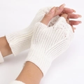 Weiße Strickhandschuhe ohne Finger mit Fischschuppen-Häkelmuster und Rippenstrick-Details - Weiß