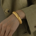 Elegante bracciale dorato a lisca di serpente con finitura lucida indossato al polso - SZ07 Oro Larghezza 1.2cm (Diametro 5.5cm)