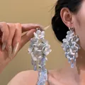 Detailansicht großer blauer Stoffblumen Ohrringe mit hängenden Wassertropfen Anhängern - Hellblauer Stoff Blütenblatt Anhänger Stil (5# Silbernadel-Blau)