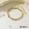 Dettaglio del bracciale a catena dorata con chiusura a moschettone su sfondo bianco - Design Catena a Maglie Muso di Maiale (BR1896-F)