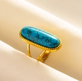 Makro-Detail des Vintage-Goldrings aus Edelstahl mit ovaler blauer Türkisstein-Einlage - Gold-Dunkelblau Türkis