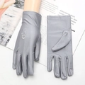 Elegantes guantes grises de protección solar con bordado floral y diseño transpirable - Bordado / Gris claro