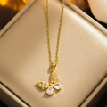 Elegante goldene Schmetterlingskette mit Zirkonia-Steinen in einer feinen Schmuckschatulle - Goldene Schmetterlingshalskette Mit Zirkonia