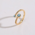 Makro-Detail des vergoldeten Evil Eye Rings mit blauer Emaille und Kristallen - 2 Tropfende Böse Blicke (JZ0139-1)