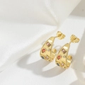 Dettaglio di orecchini a C dorati con gemme colorate e bordi perlati in stile vintage - Huggies Vintage con Zirconia Colorata