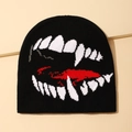 Detailopname van de gebreide textuur en monster mond afbeelding op deze zwarte beanie muts - Monster Mond Stijl 1 (Stijl 1)