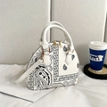 Sac à main blanc avec motif paisley noir et fermetures éclair dorées sur fond de lit - Blanc